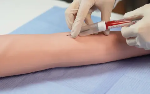 Symulacja pobrania krwi. Dowiedz się, jak się przygotować do badania krwi, aby przebiegło sprawnie i bez stresu.