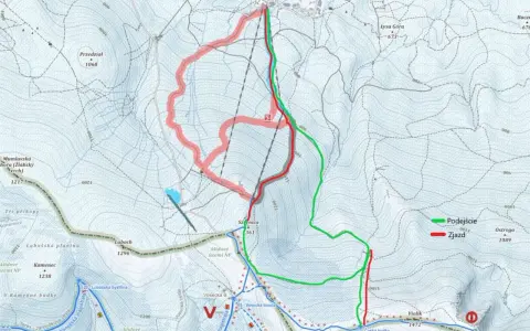 Mapa turystyczna z zaznaczonymi trasami Podejście (zielona) i Zjazd (czerwona) w rejonie Łabskiego Szczytu.