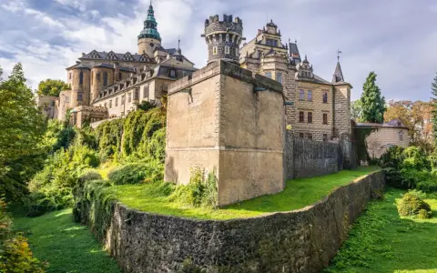 Zamek Frydlant, perła Czech blisko granicy, zachwyca architekturą i otoczeniem. Warto zobaczyć!