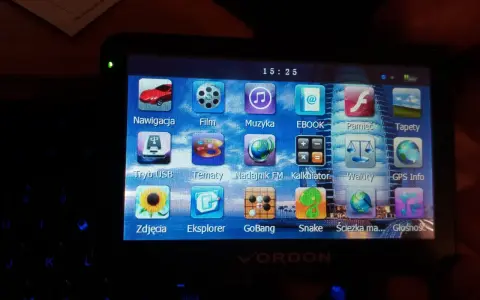 Ekran nawigacji Vordon z ikonami aplikacji: nawigacja, film, muzyka, ebook, pamięć, tapety, tryb USB, tematy, nadajnik FM, kalkulator, waluty, GPS Info, zdjęcia, eksplorer, GoBang, Snake, ścieżka ma, głośność.