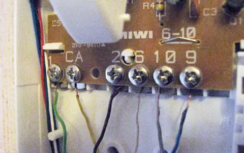Podłącz domofon 6-żyłowy w bloku: Poradnik DIY z multimetrem