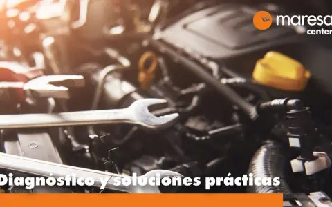 Herramientas sobre un motor de coche. Si escuchas un ruido motor coche parado, es hora de una revisión.