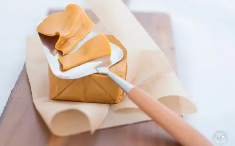 Brunost, czyli tradycyjne potrawy norweskie, kroimy nożem do sera.