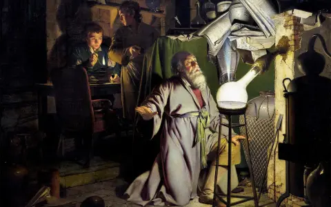 Ein Alchemist im Mittelalter, umgeben von Büchern und Geräten, beobachtet fasziniert eine glühende Flüssigkeit. Ein junger Gehilfe hält eine Kerze, während ein weiterer Mann zusieht.