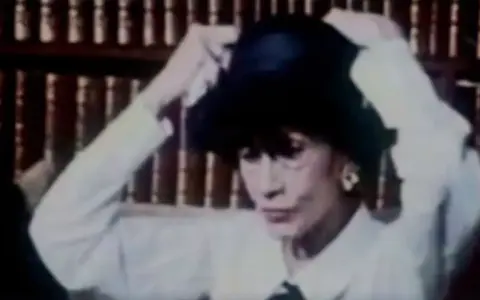 Coco Chanel, con un cappello, in un momento che precede la sua morte.