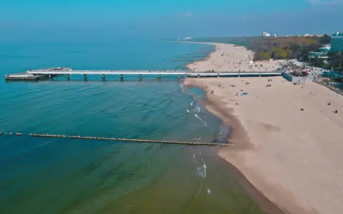 Kołobrzeg czy Świnoujście? Wybierz idealne wakacje dla siebie!