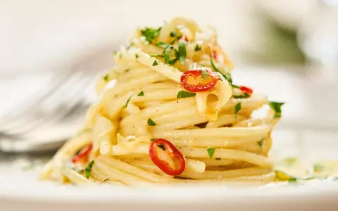 Ein Teller mit köstlichen Spaghetti Aglio e Olio, einem Klassiker der italienischen Küche. Perfekt für einfache, aber geschmackvolle spaghetti rezepte italienisch.