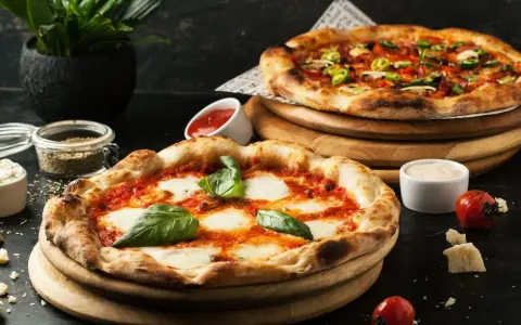 Idealna pizza: co dodać? Inspiracje i triki na domowy hit!