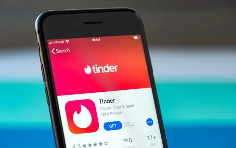 Aplikacja Tinder na ekranie smartfona. Szukasz swojego idealnego match tinder?
