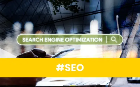 Ręce trzymające smartfon, na ekranie pasek wyszukiwania "SEARCH ENGINE OPTIMIZATION". #SEO to klucz do samodzielnego pozycjonowania.