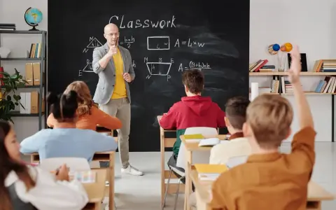 Nauczyciel tłumaczy matematykę, a uczeń podnosi rękę. Ciekawe, ile zarabia nauczyciel za taką pracę?