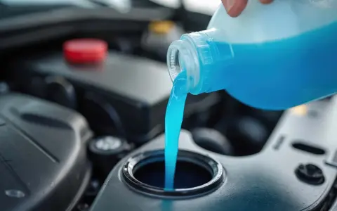 Kühlflüssigkeit nachfüllen: So vermeiden Sie teure Schäden am Motor