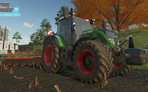 Zielony traktor Fendt z pługiem na polu jesienią, z logo Farming Simulator 23.