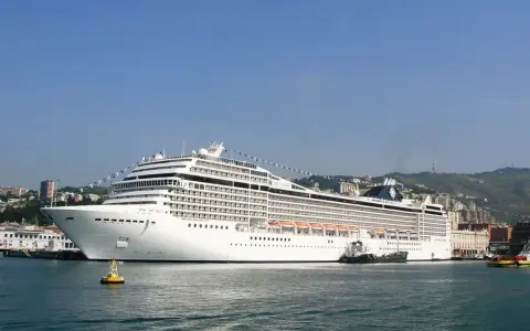 La MSC Musica attracca al terminal crociere di Genova, pronta per una nuova avventura.