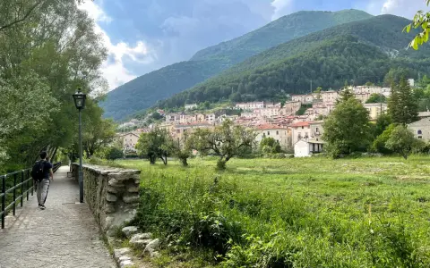 Passeggiata verso il borgo di Villetta Barrea, tra prati verdi e case arroccate sul monte. Scopri cosa vedere a Villetta Barrea!