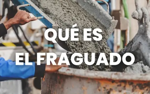 Hormigón fresco vertiéndose de una mezcladora. El proceso de fraguado del hormigón es crucial para la construcción.