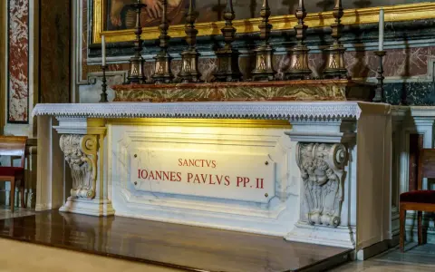 Ołtarz z napisem "Sanctus Ioannes Pavlvs PP. II", upamiętniający grób Jana Pawła II.