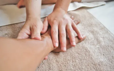 Fizjoterapeuta czy ortopeda: Kto lepiej pomoże w bólu stawów?