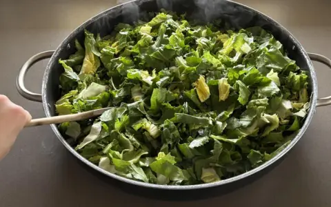 Insalata di Cicoria: Ricette, Benefici e Come Eliminare l'Amaro