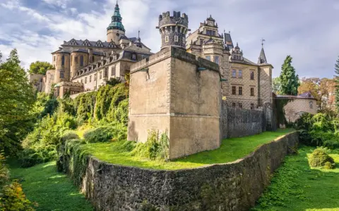 Zamek Frydlant, perła Czech, co warto zobaczyć blisko granicy. Majestatyczna budowla na wzgórzu, otoczona zielenią.