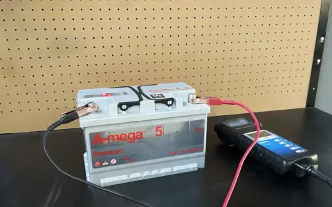 Akumulator A-mega Premium podłączony do testera, gdy bateria jest rozładowana.