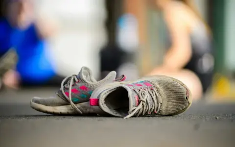 Jak naprawić dziurę w bucie - sprawdzone metody na skuteczną naprawę