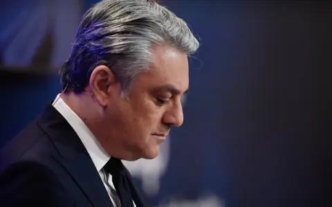 Luca de Meo, CEO de Renault, reflexiona con seriedad.