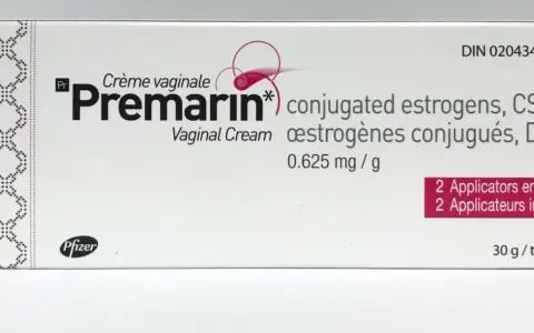 Opakowanie maści z estrogenem Premarin, krem dopochwowy 0.625 mg/g, 30 g. Zawiera 2 aplikatory.