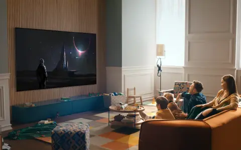 Familj tittar på en rymdfilm på TV:n, kanske via iptv tele2. En astronaut står framför en futuristisk stad under en solförmörkelse.