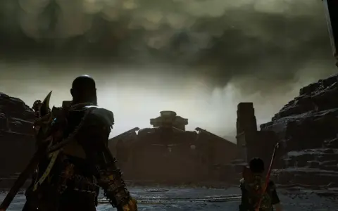 Kratos y Atreus contemplan una estructura colosal, el ancla de niebla de God of War, bajo un cielo tormentoso.