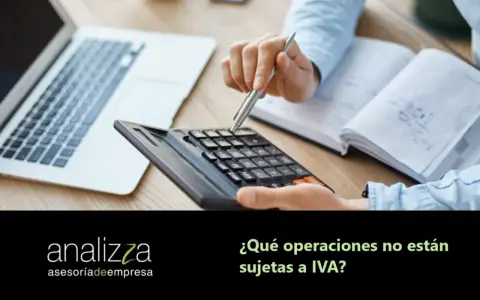 Manos calculando en una oficina. Descubre qué operaciones no están sujetas por reglas de localización, para optimizar tu negocio.