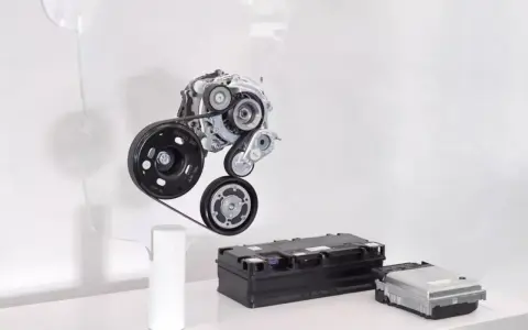 Elementy układu napędowego 1.5 TSI mHEV: alternator, koła pasowe, moduł sterujący i bateria.