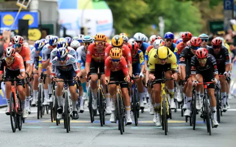 Radprofis kämpfen bei der Deutschlandtour live um den Sieg. Ein spannendes Rennen mit vielen Top-Fahrern in voller Aktion.