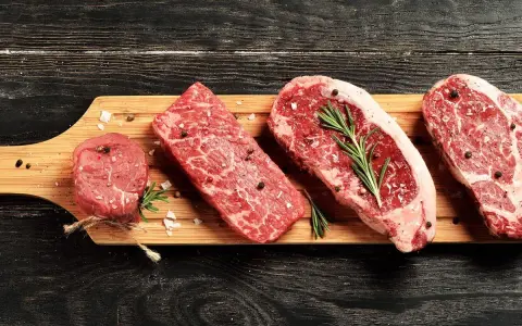 Filetes de res crudos, sazonados con sal y pimienta, listos para cocinar. ¿Cuál es la mejor carne del mundo?
