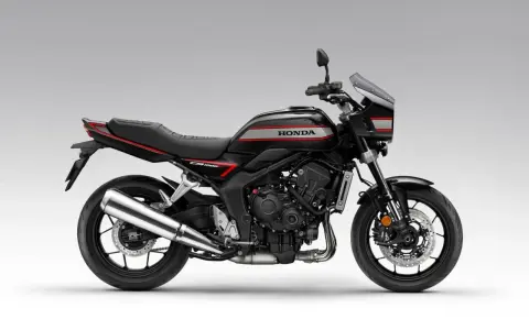 Czarny motocykl Honda CBR 1000F z czerwonymi i srebrnymi akcentami, gotowy na przygodę.