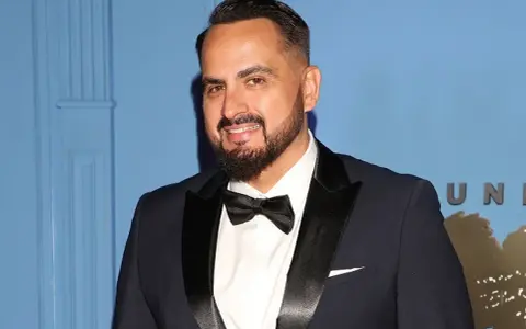 Agustin Egurrola, znany z dynamicznych choreografii, w eleganckim smokingu. Jego pochodzenie dodaje mu unikalnego charakteru.
