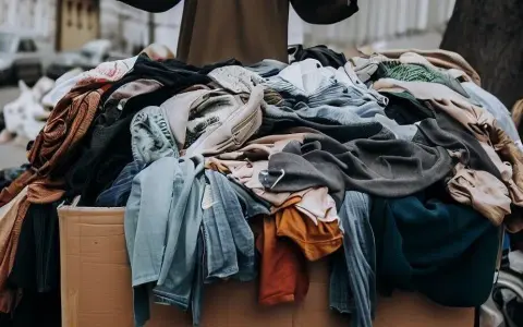 Gdzie oddać ubrania w Warszawie? Sprawdź najlepsze miejsca na darowizny