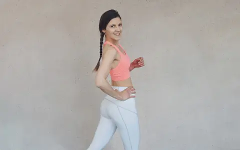 Frau in Sportkleidung, bereit für einen intensiven HIIT Workout Plan.
