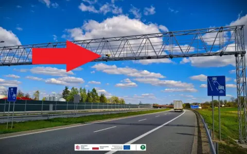 Czerwona strzałka wskazuje na bramownicę z kamerami odcinkowego pomiaru prędkości nad autostradą A4.