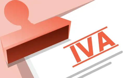 Sello rojo sobre papel blanco con la palabra "IVA" en naranja. El sello parece aprobar o registrar algo relacionado con el IVA.