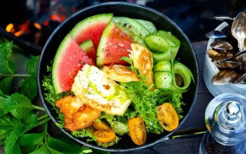 En härlig halloumi sallad med vattenmelon, gurka och körsbärstomater. Perfekt för en grillkväll!