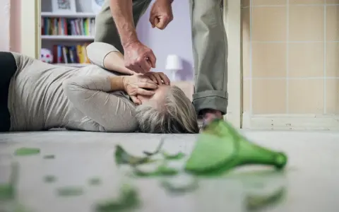 Syndrom Otella: Alkoholizm, urojenia, przemoc. Jak się chronić?