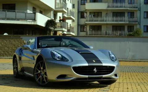 Ile jest Ferrari w Polsce? Zaskakujące dane o luksusowych samochodach