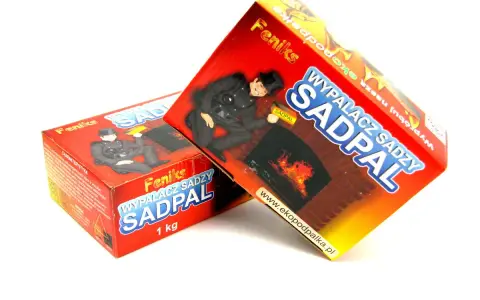 Dwa opakowania produktu "Wypalacz sadzy SADPAL" z kominiarzem na tle płonącego kominka.