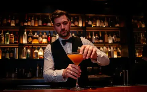 Ile zarabia barman w Polsce? Realne zarobki (podstawa + napiwki)