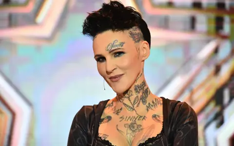 Chylińska, kiedyś w **byłym zespole Chylińskiej**, dziś z tatuażami na twarzy i szyi, prezentuje swój niepowtarzalny styl.
