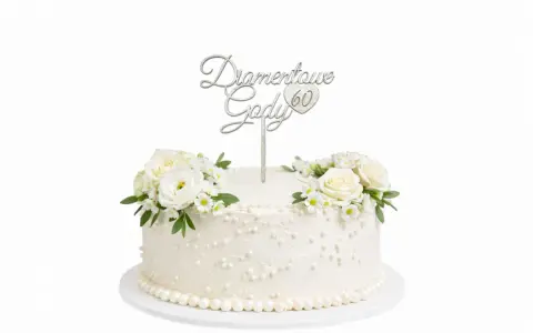 Elegancki tort ozdobiony białymi różami i napisem "Diamentowe Gody 60".