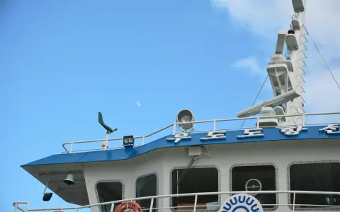 Le pont d'un navire de pêche, avec des éléments de navigation et le ciel bleu. Le système AIS position des navires de pêche est essentiel pour la sécurité.