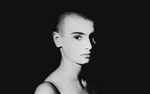 Ikoniczne ujęcie Sinéad O'Connor, symbolizujące jej niezapomniane utwory i odwagę.
