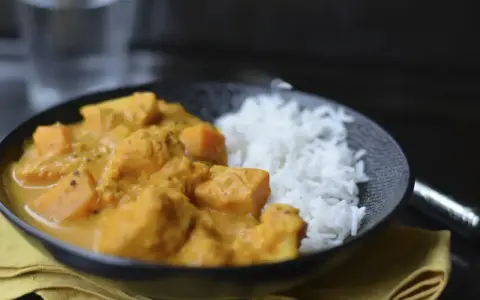 Aksamitne curry z mleczkiem kokosowym i kawałkami dyni, podane z ryżem. Idealne na rozgrzewający posiłek.